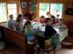 les petis enfants dans le chalet