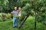 Klaus montre son jardin  Nadia