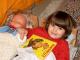 Amelie et sa poupe, chacune dans un petit lit