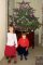 Justine et Amelie nous aident  prparer le sapin 2002